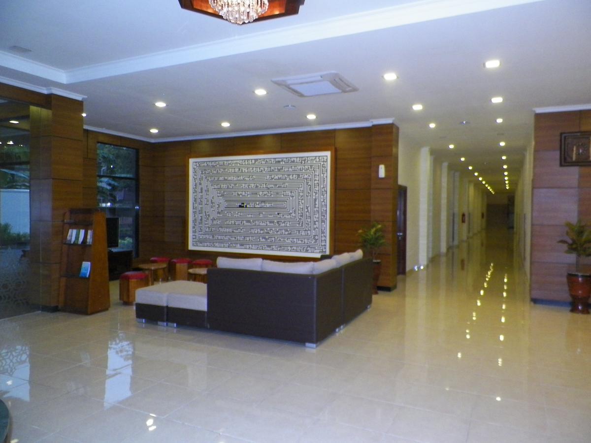 Multazam Hotel Solo Экстерьер фото
