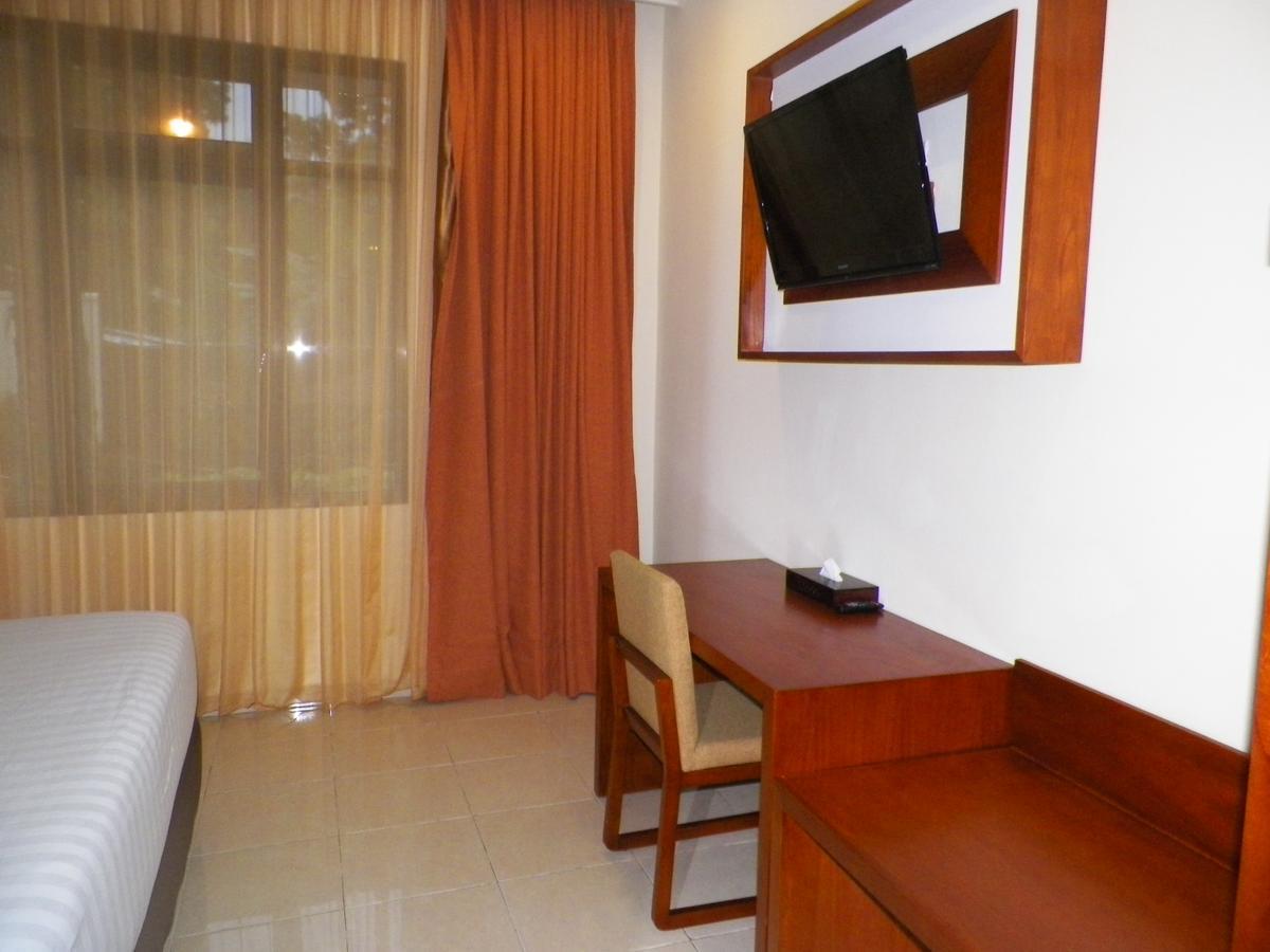 Multazam Hotel Solo Экстерьер фото