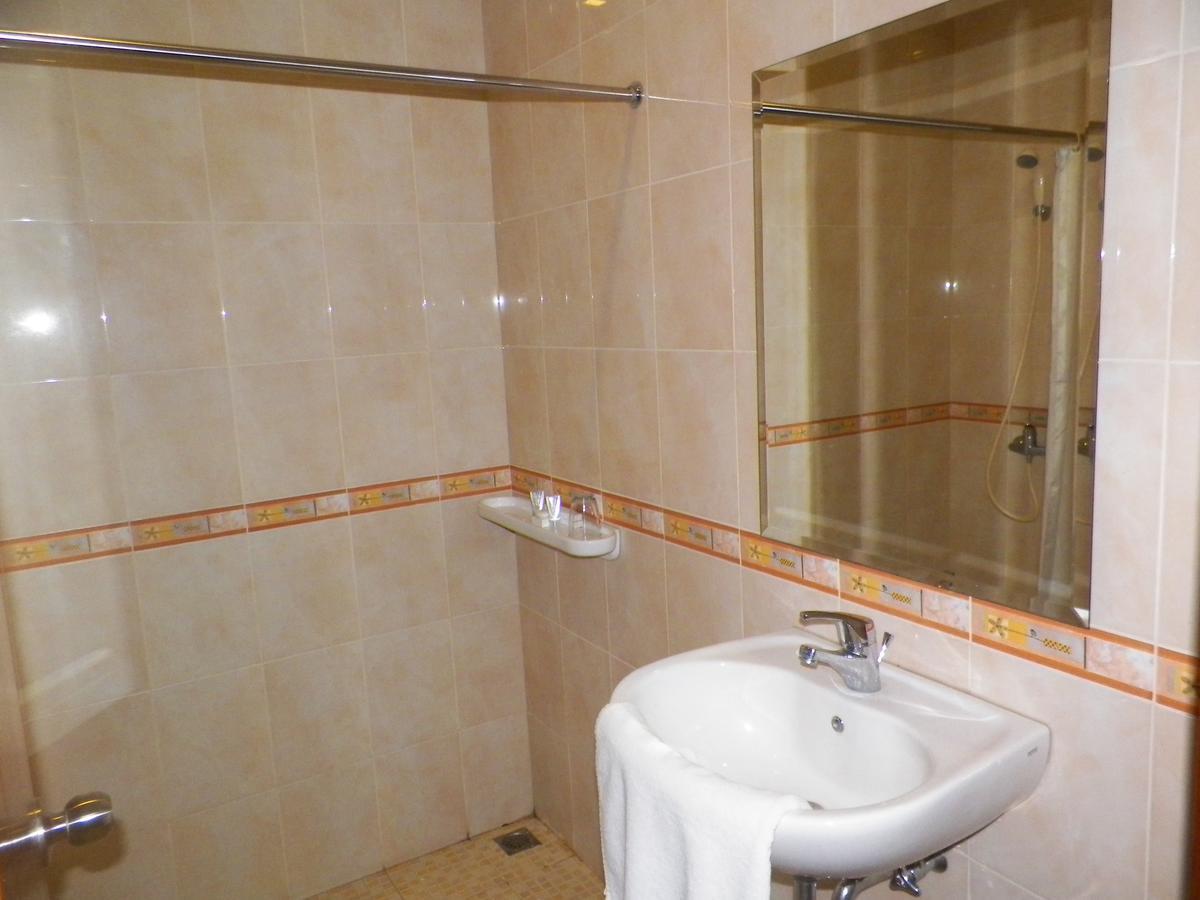 Multazam Hotel Solo Экстерьер фото