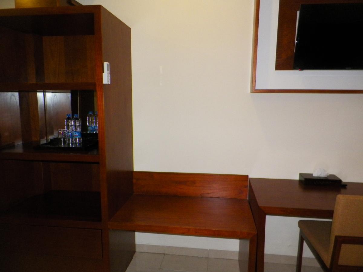 Multazam Hotel Solo Экстерьер фото