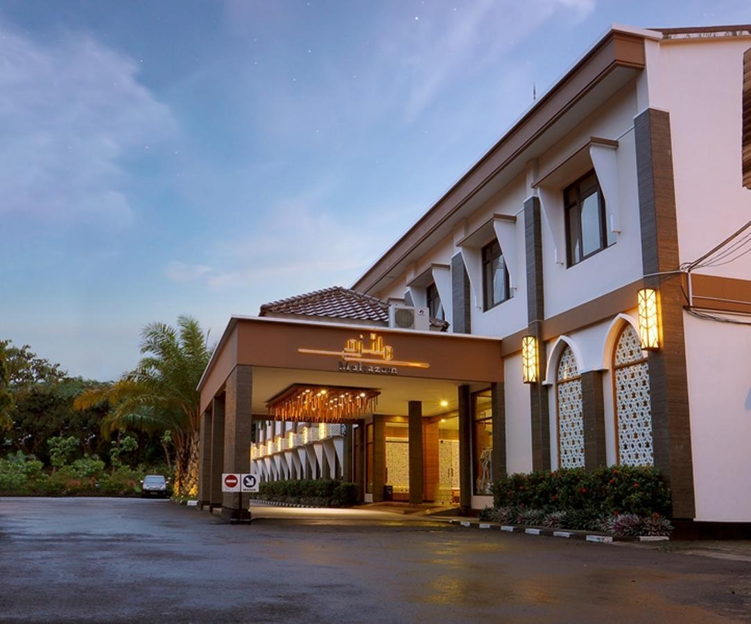 Multazam Hotel Solo Экстерьер фото