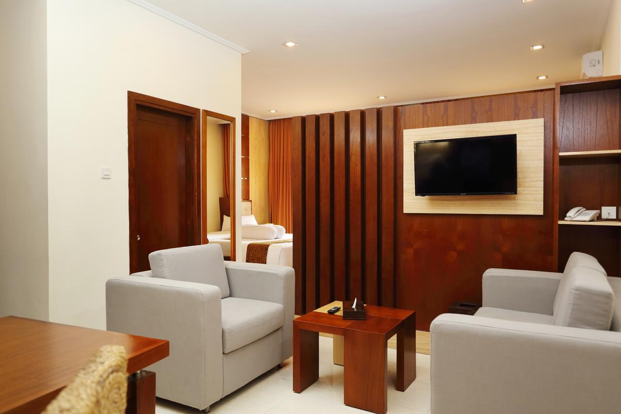 Multazam Hotel Solo Экстерьер фото
