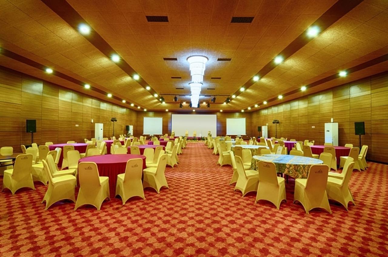 Multazam Hotel Solo Экстерьер фото