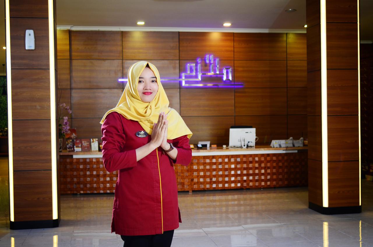 Multazam Hotel Solo Экстерьер фото